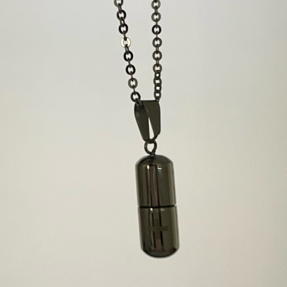 Necklace chain+charm- PILL open n’ close with surprise inside - for use storage - Picture 3 of 4